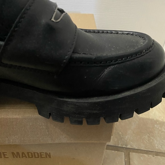 Steve Madden Loafers (LAWRENCE BLACK LEATHER) in Size 9 - Picture 5 of 10
